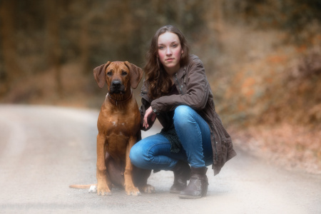 Hundefotografie-Petra-Tänzer-Mädchen-mit-Rhodesian-Ridgeback-Welpen