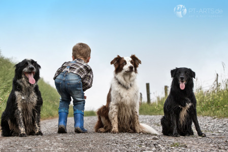 Kinder und Hunde auf dem Weg mit Regenschirm und Mohnblume