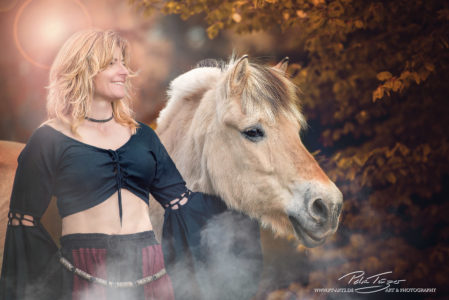 pt-arts-petra-taenzer-fotografie-pferde-herbst-fjordpferd-burgfräulein 2